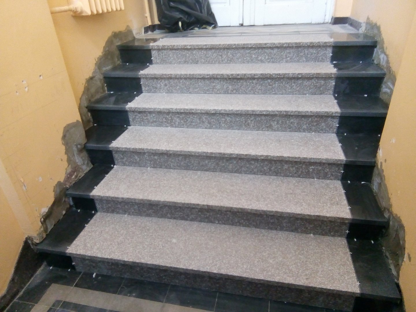 Remont schodów w budynku przy Wojska Polskiego