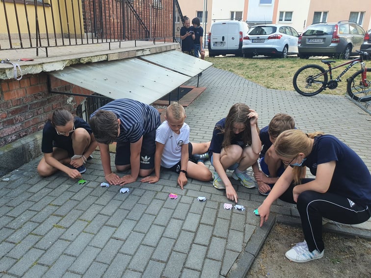 Wyścig żabek z papieru :-)