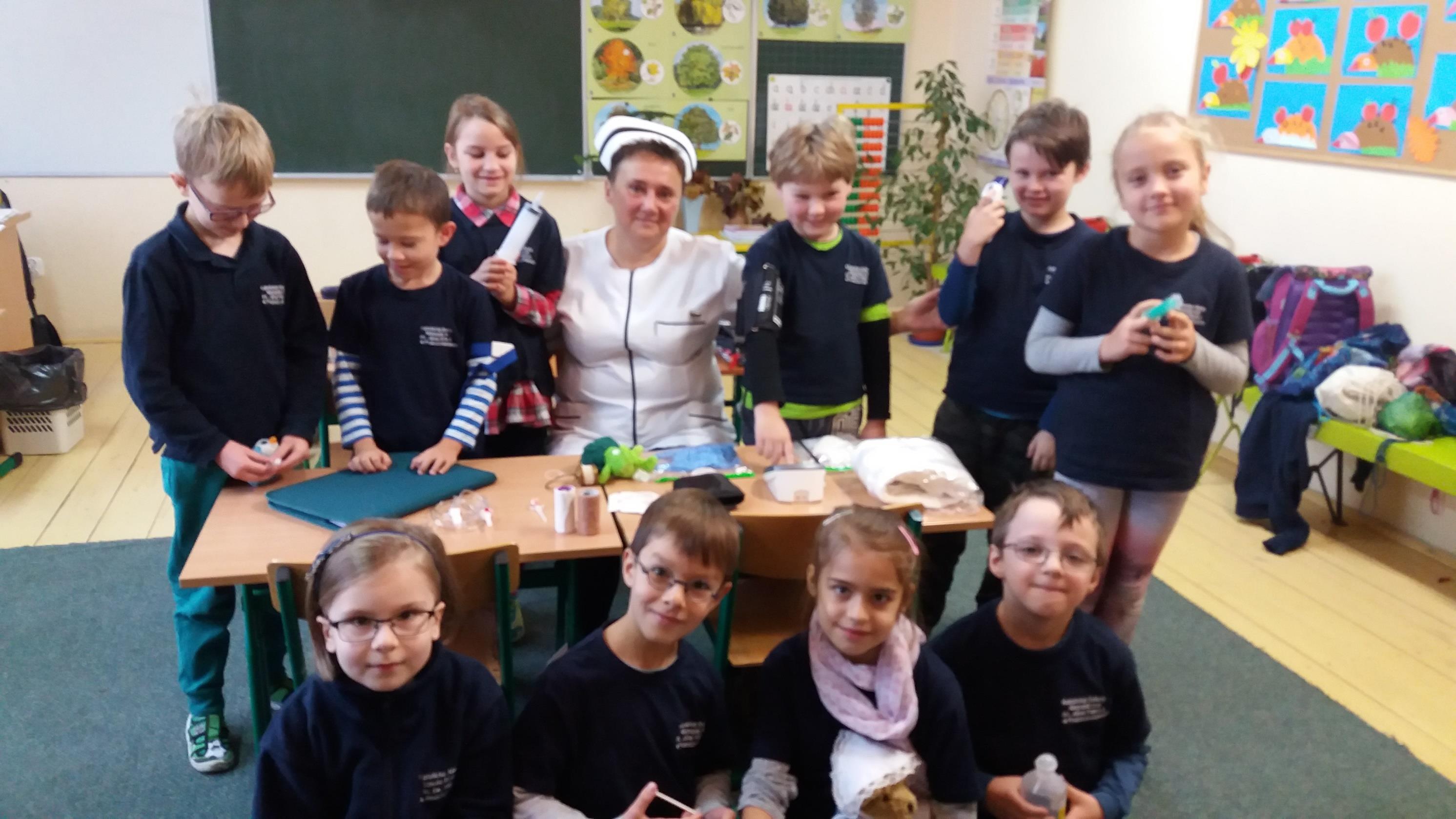 Wizyta pielęgniarki szkolnej w klasie II SP
