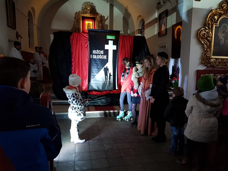 Fotorelacja z oprawy Drogi Krzyżowej przygotowanej przez naszą szkołę 16 mar