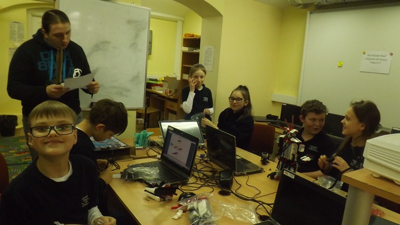 Warsztaty z robotyki II semestr 2016/17 - młodzi programiści z klasy IV SP